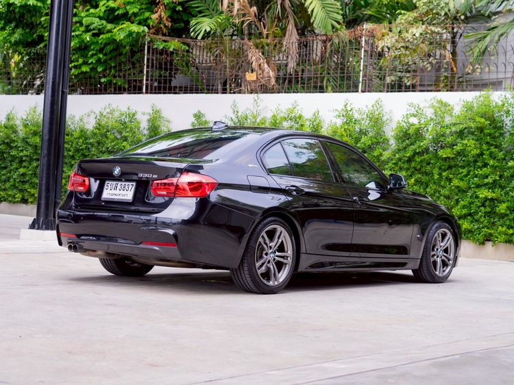 BMW Series 3 2019 330e Sedan ปลั๊กอินไฮบริด (PHEV) ไม่ติดแก๊ส เกียร์อัตโนมัติ ดำ รูปที่ 4