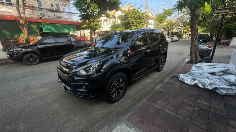 รถ Isuzu MU-X 3.0 Ultimate AT 2WD สี ดำ