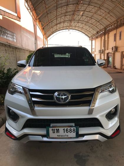 รถ Toyota Fortuner 2.4 V 4WD สี ขาว