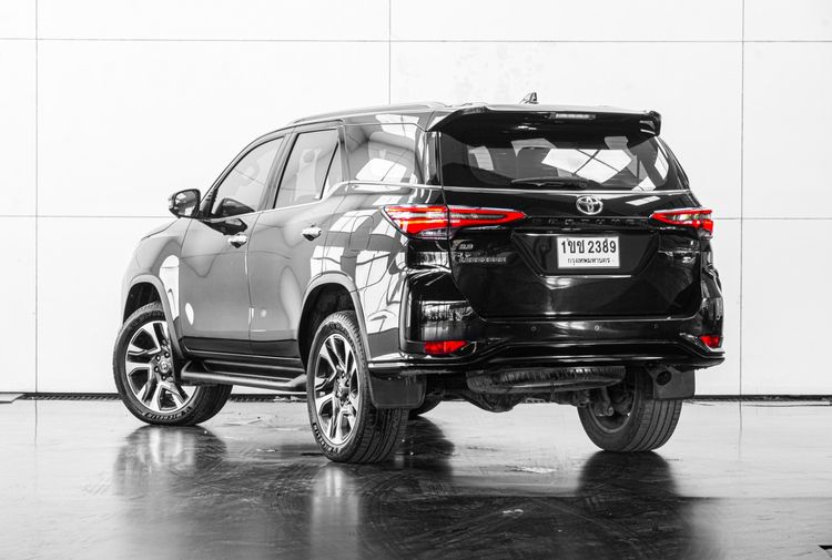Toyota Fortuner 2021 2.8 Legender Black Top 4WD Utility-car ดีเซล ไม่ติดแก๊ส เกียร์อัตโนมัติ ดำ รูปที่ 4