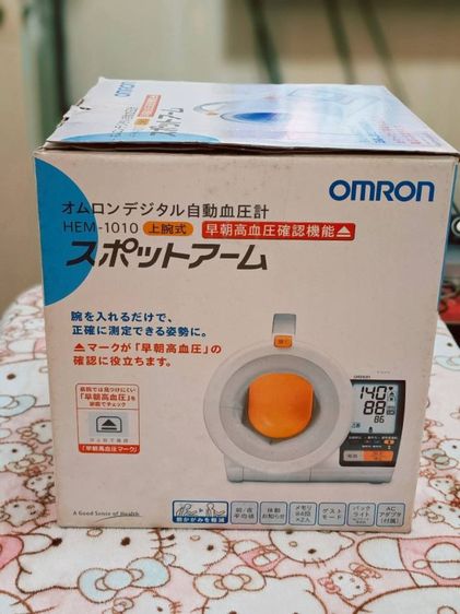 OMRON HEM-1010 เครื่องวัดความดันโลหิตแบบสอดแขน เป็นอุปกรณ์ทางการแพทย์ที่ใช้วัดความดันโลหิตบริเวณต้นแขน 
มีฟังก์ชันตรวจสอบภาวะความดันโลหิตสูง รูปที่ 3