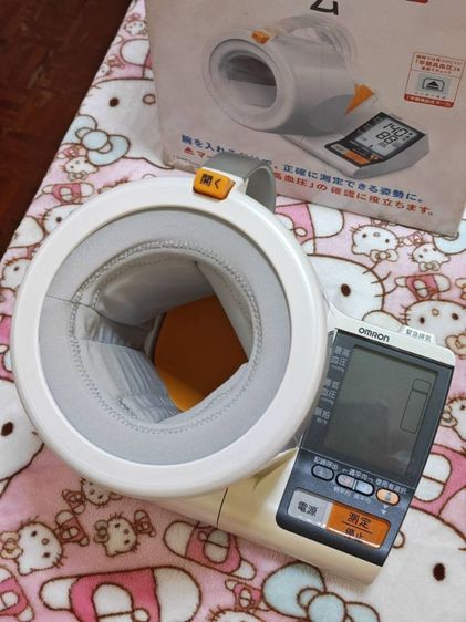OMRON HEM-1010 เครื่องวัดความดันโลหิตแบบสอดแขน เป็นอุปกรณ์ทางการแพทย์ที่ใช้วัดความดันโลหิตบริเวณต้นแขน 
มีฟังก์ชันตรวจสอบภาวะความดันโลหิตสูง รูปที่ 12
