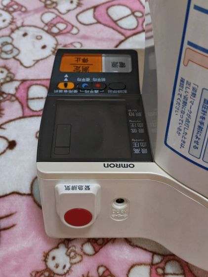 OMRON HEM-1010 เครื่องวัดความดันโลหิตแบบสอดแขน เป็นอุปกรณ์ทางการแพทย์ที่ใช้วัดความดันโลหิตบริเวณต้นแขน 
มีฟังก์ชันตรวจสอบภาวะความดันโลหิตสูง รูปที่ 13