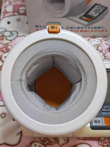 OMRON HEM-1010 เครื่องวัดความดันโลหิตแบบสอดแขน เป็นอุปกรณ์ทางการแพทย์ที่ใช้วัดความดันโลหิตบริเวณต้นแขน 
มีฟังก์ชันตรวจสอบภาวะความดันโลหิตสูง รูปที่ 6