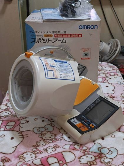 OMRON HEM-1010 เครื่องวัดความดันโลหิตแบบสอดแขน เป็นอุปกรณ์ทางการแพทย์ที่ใช้วัดความดันโลหิตบริเวณต้นแขน 
มีฟังก์ชันตรวจสอบภาวะความดันโลหิตสูง รูปที่ 7
