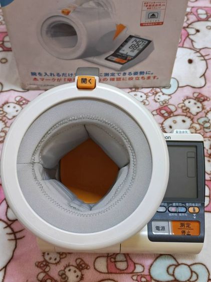 OMRON HEM-1010 เครื่องวัดความดันโลหิตแบบสอดแขน เป็นอุปกรณ์ทางการแพทย์ที่ใช้วัดความดันโลหิตบริเวณต้นแขน 
มีฟังก์ชันตรวจสอบภาวะความดันโลหิตสูง รูปที่ 10