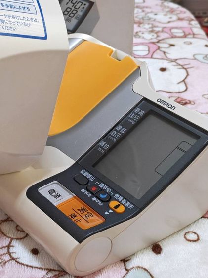 OMRON HEM-1010 เครื่องวัดความดันโลหิตแบบสอดแขน เป็นอุปกรณ์ทางการแพทย์ที่ใช้วัดความดันโลหิตบริเวณต้นแขน 
มีฟังก์ชันตรวจสอบภาวะความดันโลหิตสูง รูปที่ 9