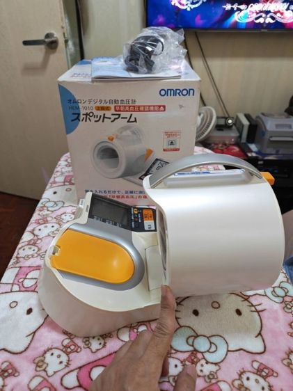 OMRON HEM-1010 เครื่องวัดความดันโลหิตแบบสอดแขน เป็นอุปกรณ์ทางการแพทย์ที่ใช้วัดความดันโลหิตบริเวณต้นแขน 
มีฟังก์ชันตรวจสอบภาวะความดันโลหิตสูง รูปที่ 11