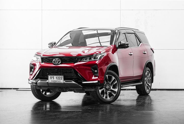 รถ Toyota Fortuner 2.4 Legender Black Top สี แดง