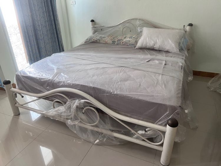 ใหญ่ เตียงเหล็กกับทีนอน สปริงอย่างดี