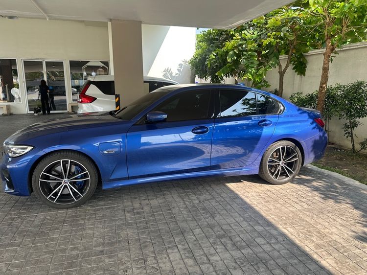 รถ BMW Series 3 330e สี น้ำเงิน