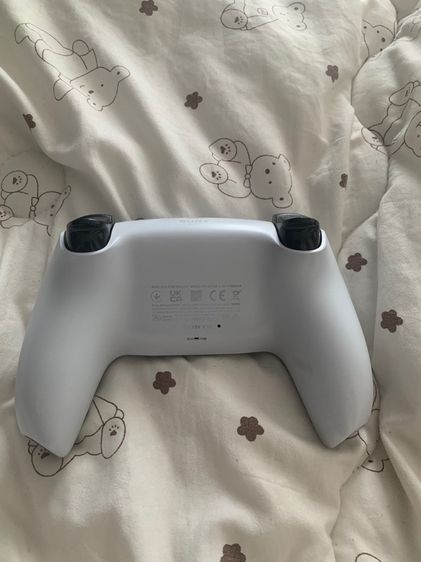 PS5 console with 2 controllers  รูปที่ 7