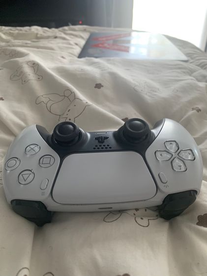 PS5 console with 2 controllers  รูปที่ 8