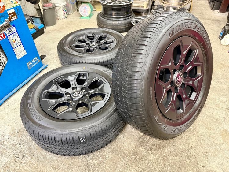 ล้อแม็ก TOYOTA TRAVO ขอบ 18” ถอดป้ายแดง ยาง BRIDGESTONE 265-60R18 ปี 26 ตุ่มหน้ายางอยู่ครบ รูปที่ 2