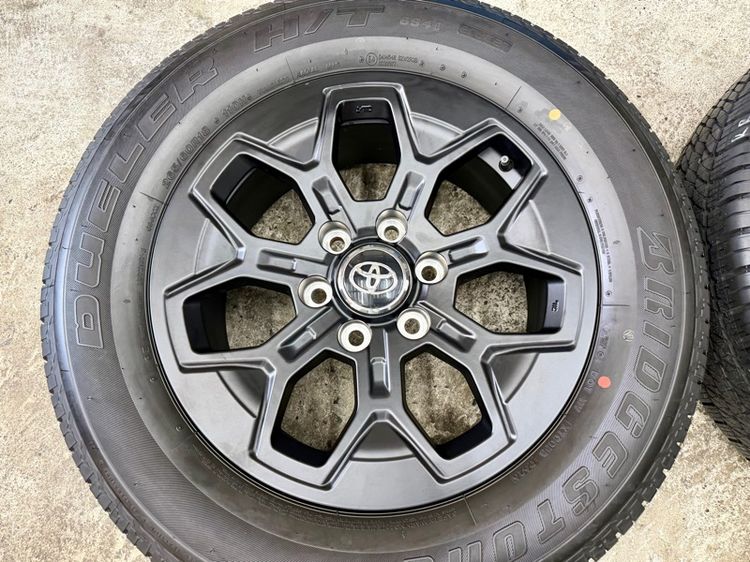 ล้อแม็ก TOYOTA TRAVO ขอบ 18” ถอดป้ายแดง ยาง BRIDGESTONE 265-60R18 ปี 26 ตุ่มหน้ายางอยู่ครบ รูปที่ 7