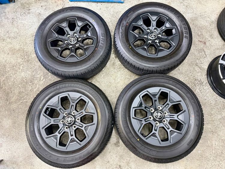 ล้อแม็ก TOYOTA TRAVO ขอบ 18” ถอดป้ายแดง ยาง BRIDGESTONE 265-60R18 ปี 26 ตุ่มหน้ายางอยู่ครบ รูปที่ 4