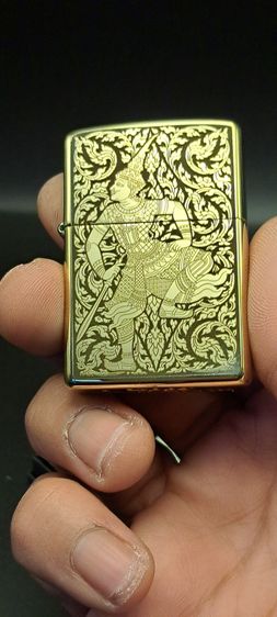 ไฟแช็คซิปโป้ สีทองเงา คัสต้อมแกะลายพระลักษณ์  1ด้าน รูปที่ 2