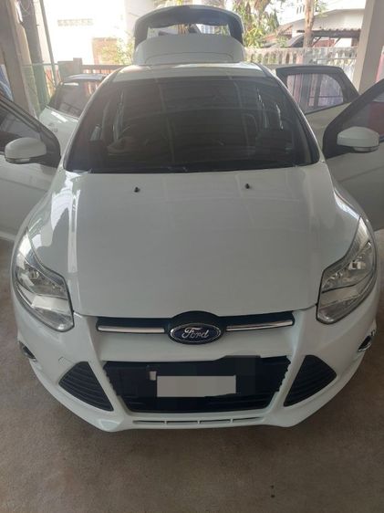 รถ Ford Focus 1.6 Trend สี ขาว