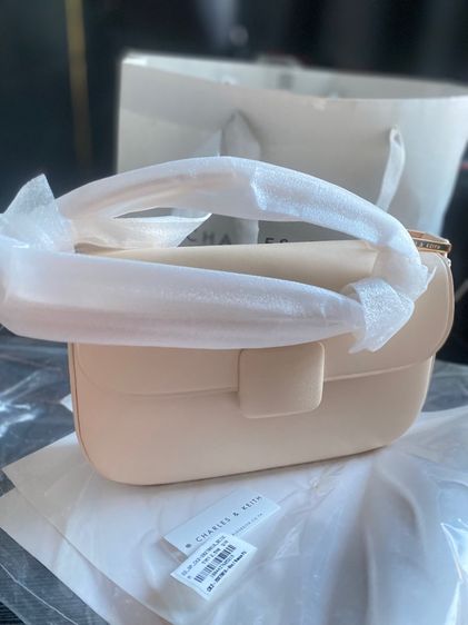 หญิง ขาว หนัง PU กระเป๋าแท้ charles keith