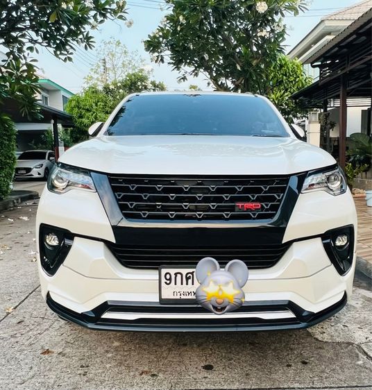 รถ Toyota Fortuner 2.4 V สี ขาว