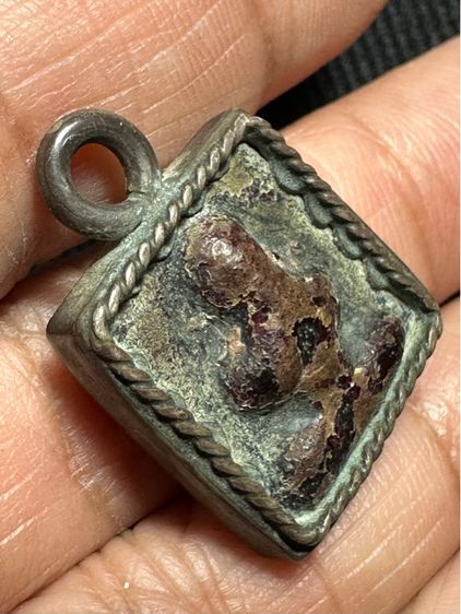 พระปิดตาเนื้อผงคลุกรัก เลี่ยมโบราณ รูปที่ 3