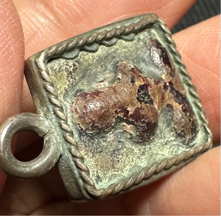 พระปิดตาเนื้อผงคลุกรัก เลี่ยมโบราณ รูปที่ 8