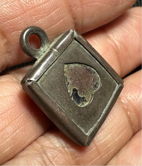 พระปิดตาเนื้อผงคลุกรัก เลี่ยมโบราณ รูปที่ 4