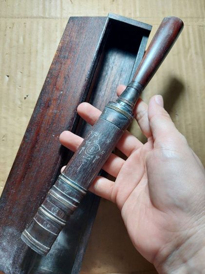 เครื่องรางมีดหมอหลวงพ่อกวยวัดโฆสิตารามใบ 5 นิ้วยาวรวม 10 นิ้วพร้อมกล่อง รูปที่ 9