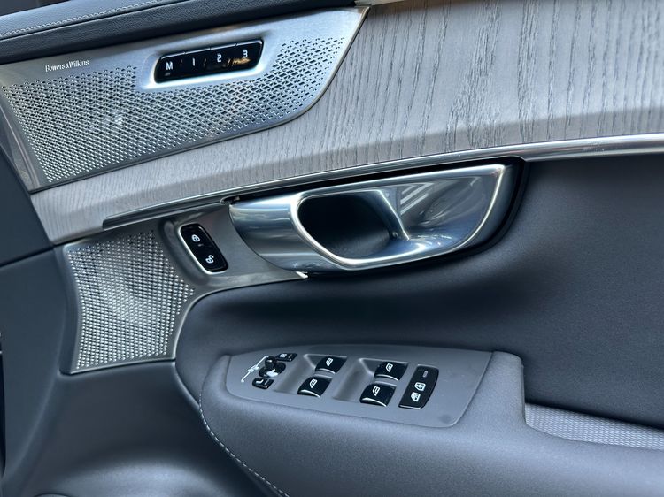 Volvo XC90 2025 2.0 Recharge Ultimate T8 Bright 4WD Utility-car ปลั๊กอินไฮบริด (PHEV) ไม่ติดแก๊ส เกียร์อัตโนมัติ ดำ รูปที่ 4