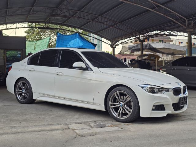 รถ BMW Series 3 330e สี ขาว