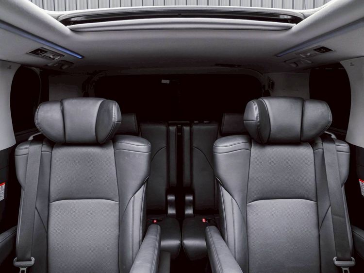 Toyota Alphard 2022 2.5 Hybrid SR C-Package E-Four 4WD Sedan เบนซิน ขาว รูปที่ 4