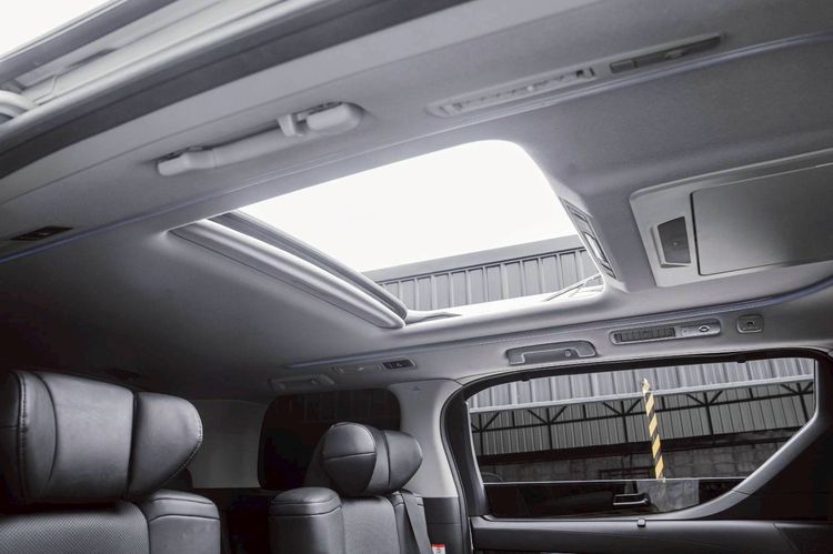 Toyota Alphard 2022 2.5 Hybrid SR C-Package E-Four 4WD Sedan เบนซิน ขาว รูปที่ 2