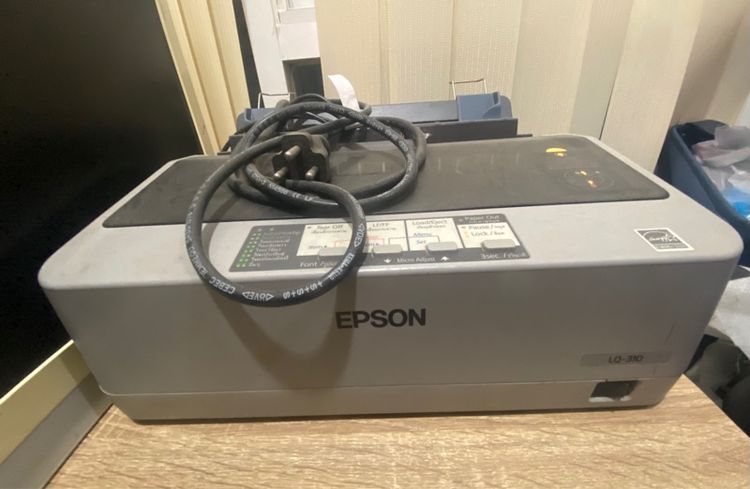 เครื่องพิมพ์นี้คือ Epson LQ-310 ซึ่งเป็นเครื่องพิมพ์แบบดอทเมทริกซ์ รูปที่ 2