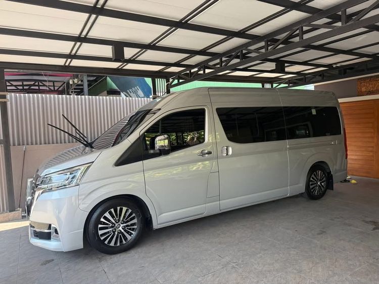 รถ Toyota Commuter 2.8 High Roof สี บรอนซ์เงิน