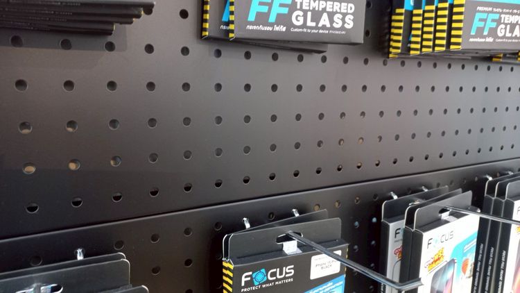 ตู้แขวนสินค้า เหล็กฉาก สีดํา ตะแกรงเจาะรู แบบในห้าง รูปที่ 3