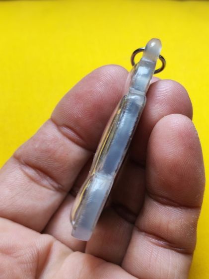 แผ่นปั๊มรูปเหมือนหลวงพ่อพรหมวัดช่องแคเนื้อชาร์ปรถไฟปี 2513 รูปที่ 7