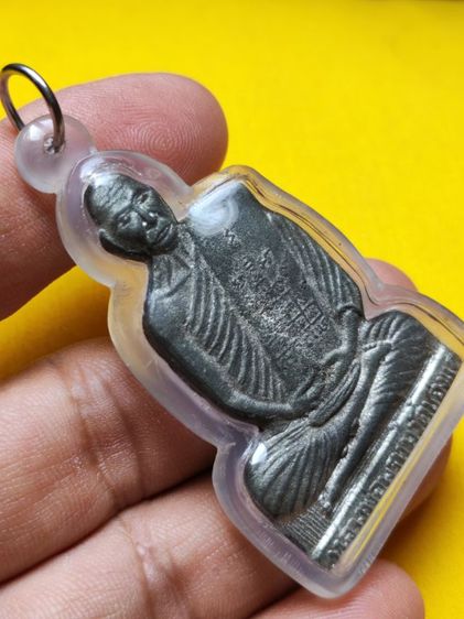 แผ่นปั๊มรูปเหมือนหลวงพ่อพรหมวัดช่องแคเนื้อชาร์ปรถไฟปี 2513 รูปที่ 4