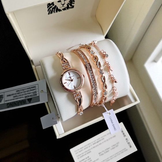 นาฬิกาAnne Klein Women's Premium Roseold Watch and Bracelet Set