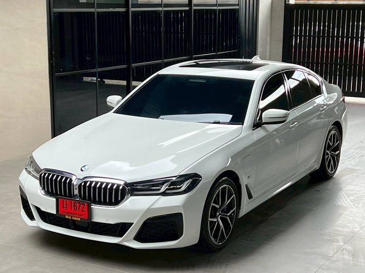 BMW Series 5 2021 530e Sedan ปลั๊กอินไฮบริด (PHEV) ไม่ติดแก๊ส เกียร์อัตโนมัติ ขาว รูปที่ 3