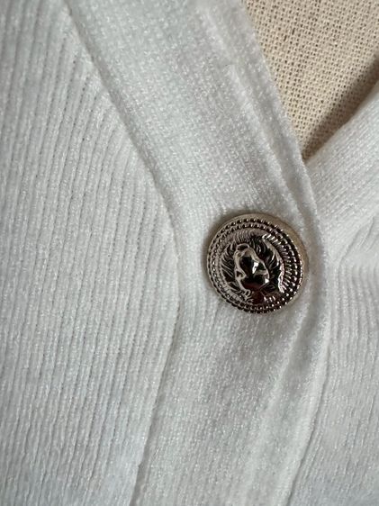 เสื้อแขนสั้นผ้ายืดนุ่มสีขาวปล่อยไหล่กระดุมโลหะสีทอง รูปที่ 6