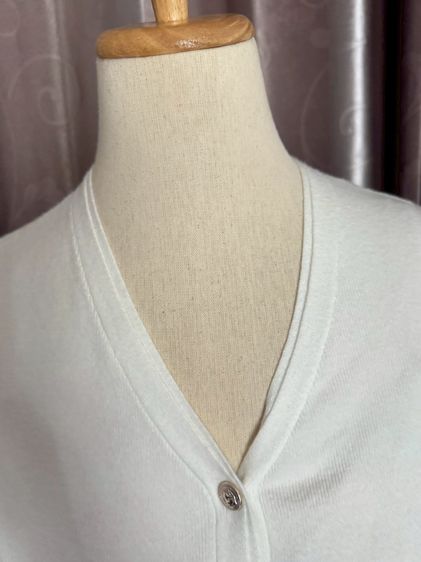 เสื้อแขนสั้นผ้ายืดนุ่มสีขาวปล่อยไหล่กระดุมโลหะสีทอง รูปที่ 2