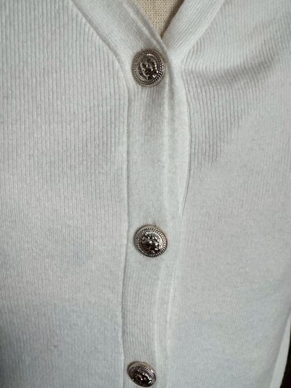 เสื้อแขนสั้นผ้ายืดนุ่มสีขาวปล่อยไหล่กระดุมโลหะสีทอง รูปที่ 7