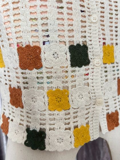 เสื้อกั๊กผ้านิตถักตาข่ายสีน้ำตาลลายดอกไม้ น่ารักมาก มีตัวเดียว รูปที่ 2