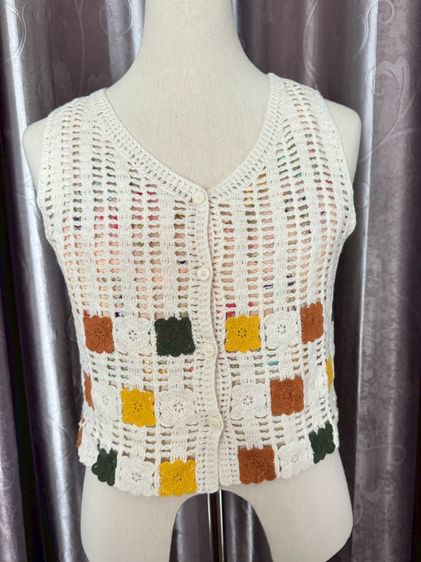 เสื้อไหมพรม ฟรีไซส์ ไม่มีแขน เสื้อกั๊กผ้านิตถักตาข่ายสีน้ำตาลลายดอกไม้ น่ารักมาก มีตัวเดียว