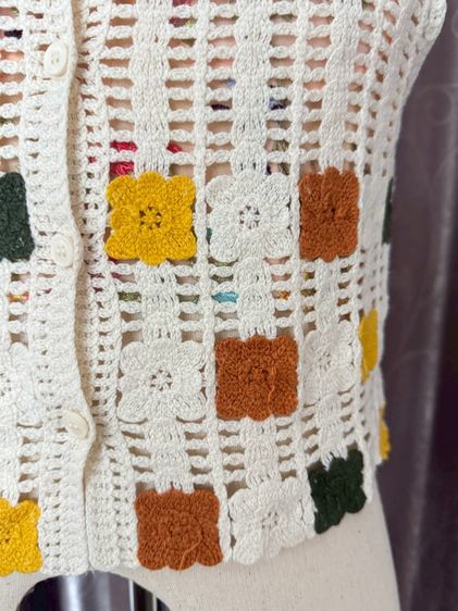 เสื้อกั๊กผ้านิตถักตาข่ายสีน้ำตาลลายดอกไม้ น่ารักมาก มีตัวเดียว รูปที่ 4