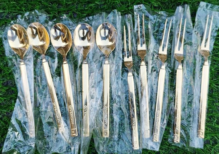 ชุดช้อนส้อมสีทองแบรนด์ Givenchy 18-8 yamaka ใหม่ 1 เซต ประกอบด้วย ช้อน 5 ส้อม 5 ในซอง ไม่มีกล่อง รูปที่ 8