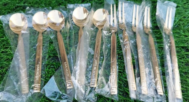 ชุดช้อนส้อมสีทองแบรนด์ Givenchy 18-8 yamaka ใหม่ 1 เซต ประกอบด้วย ช้อน 5 ส้อม 5 ในซอง ไม่มีกล่อง รูปที่ 6