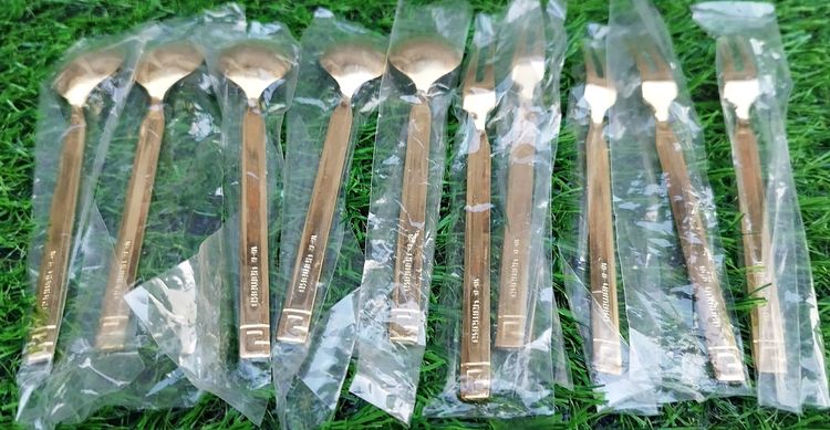 ชุดช้อนส้อมสีทองแบรนด์ Givenchy 18-8 yamaka ใหม่ 1 เซต ประกอบด้วย ช้อน 5 ส้อม 5 ในซอง ไม่มีกล่อง รูปที่ 4