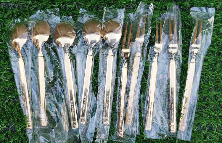 ชุดช้อนส้อมสีทองแบรนด์ Givenchy 18-8 yamaka ใหม่ 1 เซต ประกอบด้วย ช้อน 5 ส้อม 5 ในซอง ไม่มีกล่อง รูปที่ 7