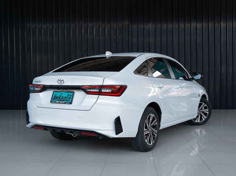 Toyota Yaris ATIV 2023 1.2 Premium Luxury Sedan เบนซิน ไม่ติดแก๊ส เกียร์อัตโนมัติ ขาว รูปที่ 4